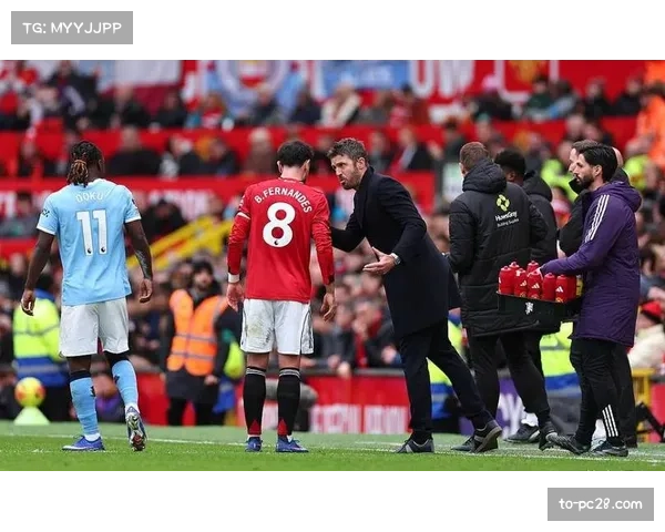 曼联前场四人组灵活换位，B费伪九号角色扰乱对手防线
